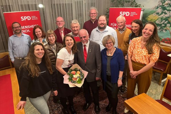 Der neu gewählte Vorstand und die geehrten Jubilare des SPD-Ortsvereins Bensheim am 26. April 2023 im Hotel Felix: Stefan Gropp, Ingrid Krämer-Wick (hinten), Adriana Filippone (vorne), Petra Bartelt, Dr. Walther Fitz, Vorsitzende Dr. Julia Hamm, Jubilar Walter Sieger (Langwaden, für 60 Jahre Mitgliedschaft in der SPD geehrt), Vorsitzender Jürgen Kaltwasser, Martin Zencke, Schatzmeister und Jubilar Arno Klein (Gronau, für 25 Jahre geehrt), Brigitte Wagenknecht, Jubilar Franz Turber (West, für 50 Jahre geehrt), Eva Middleton, stellvertretende Vorsitzende und Landtagskandidatin Dr. Josefine Koebe (v. l. n. r.); es fehlen: stellvertretender Vorsitzender Heiko Moritz, Schriftführer und Pressesprecher Kurt Manich, Mete Güzel