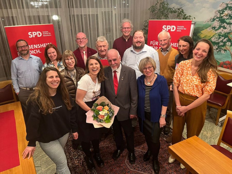 Der neu gewählte Vorstand und die geehrten Jubilare des SPD-Ortsvereins Bensheim am 26. April 2023 im Hotel Felix: Stefan Gropp, Ingrid Krämer-Wick (hinten), Adriana Filippone (vorne), Petra Bartelt, Dr. Walther Fitz, Vorsitzende Dr. Julia Hamm, Jubilar Walter Sieger (Langwaden, für 60 Jahre Mitgliedschaft in der SPD geehrt), Vorsitzender Jürgen Kaltwasser, Martin Zencke, Schatzmeister und Jubilar Arno Klein (Gronau, für 25 Jahre geehrt), Brigitte Wagenknecht, Jubilar Franz Turber (West, für 50 Jahre geehrt), Eva Middleton, stellvertretende Vorsitzende und Landtagskandidatin Dr. Josefine Koebe (v. l. n. r.); es fehlen: stellvertretender Vorsitzender Heiko Moritz, Schriftführer und Pressesprecher Kurt Manich, Mete Güzel