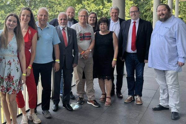 Die Bergsträßer Delegation auf dem Landesparteitag mit den drei Bensheimer Vertretern Dr. Josefine Koebe (2. v. l.), Jürgen Kaltwasser (4. v. l.) und Arno Klein (1. v. r.) am 17. Juni 2023 im Congress Park Hanau