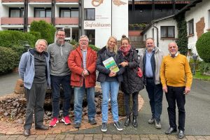 SPD-Fraktion bei der Haushaltsklausur im November 2023: Geschäftsführer Michael Sydow, stellvertretender Stadtverordnetenvorsteher Heiko Moritz, Ralph Stühling, Eva Middleton, Stadträtin Dr. Josefine Koebe, Thorsten Schrader (als Gast) und Vorsitzender Jürgen Kaltwasser (v.l.n.r.), es fehlen: stellvertretende Vorsitzende Adriana Filippone, Werner Bauer